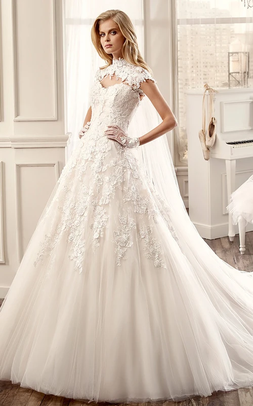Vestido de novia de corte A con cuello alto, apliques y espalda con abertura.