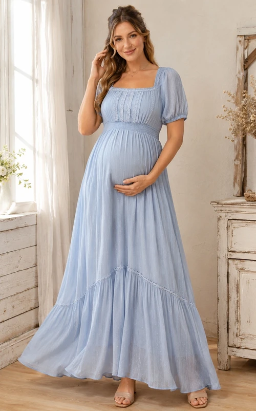 Himmelblaues, plissiertes Umstands-Maxikleid aus Chiffon mit eckigem Ausschnitt und kurzen Ärmeln