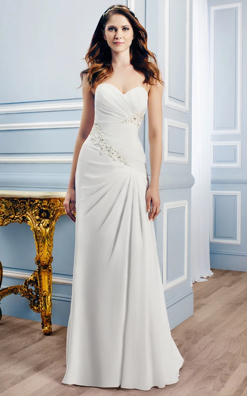 Vestido de novia largo de gasa fruncida con escote corazón y cola larga.