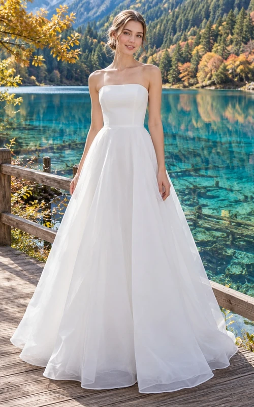 Vestido de novia sencillo sin tirantes de organza con corpiño liso y corte en A