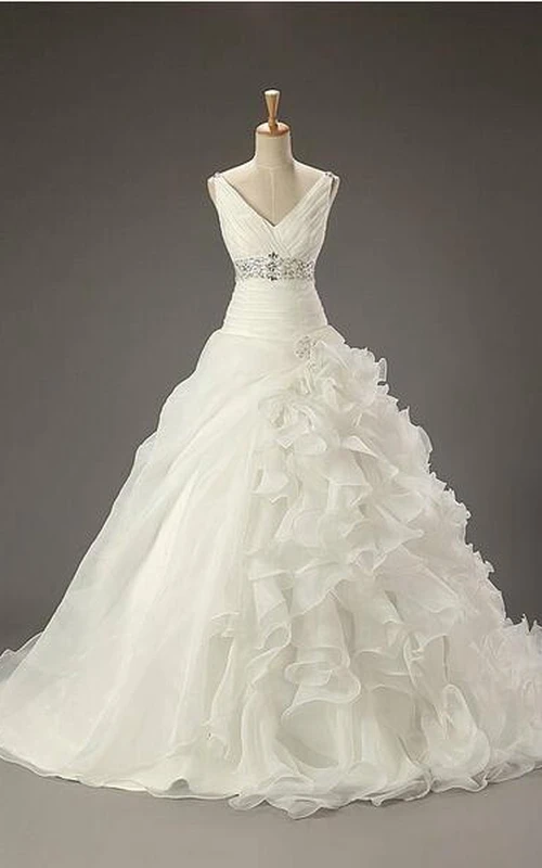 Robe longue en mousseline et dentelle à appliqués et découpe en forme de goutte