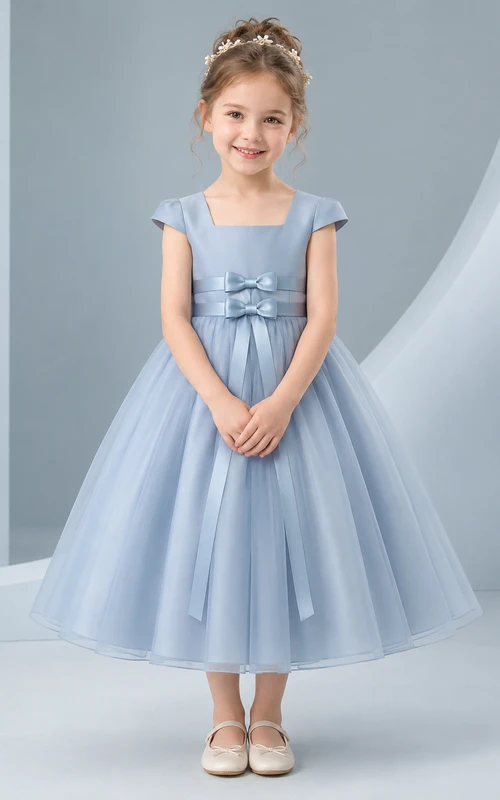 Blaues A-Linien-Kleid aus Tüllspitze für Blumenmädchen mit kurzen Ärmeln, V-Ausschnitt, wadenlangem Rock und Schleifendetail.