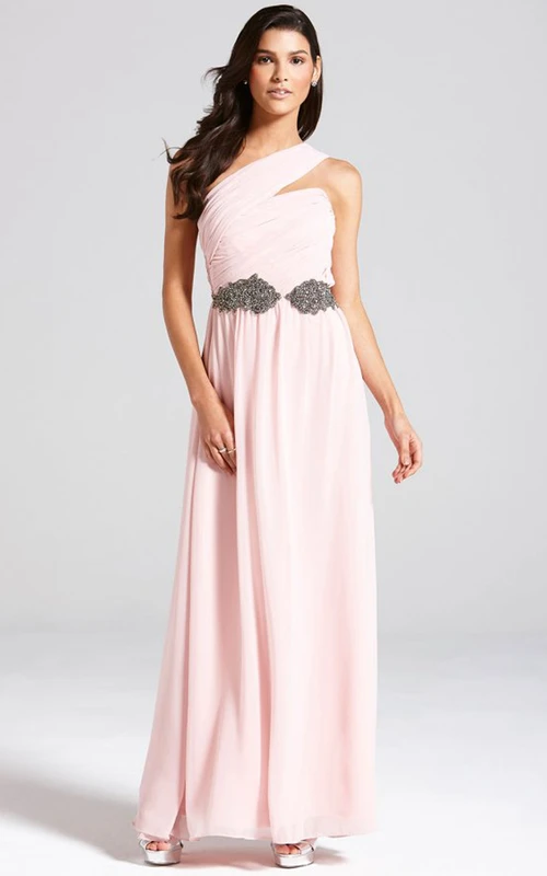 Robe longue chic asymétrique en mousseline de soie, à une épaule et coupe trapèze, avec ceinture.