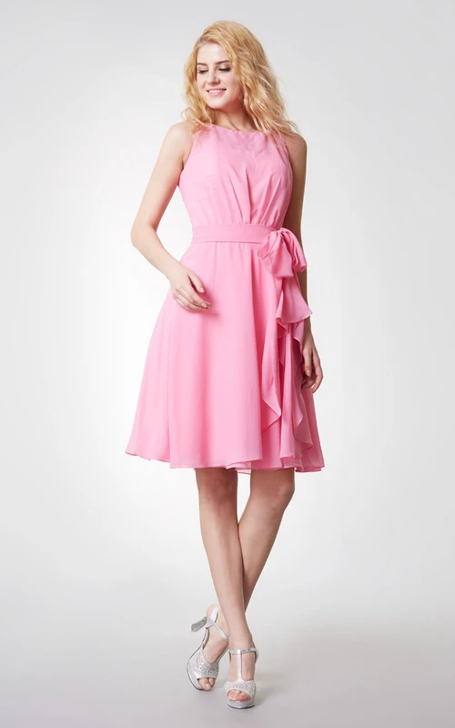 Vestido de gasa femenino de corte A con escote barco y largo hasta la rodilla con fajín.