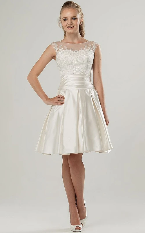 Vestido de novia corto de satén sin mangas con escote redondo y corte en A con efecto ilusión.