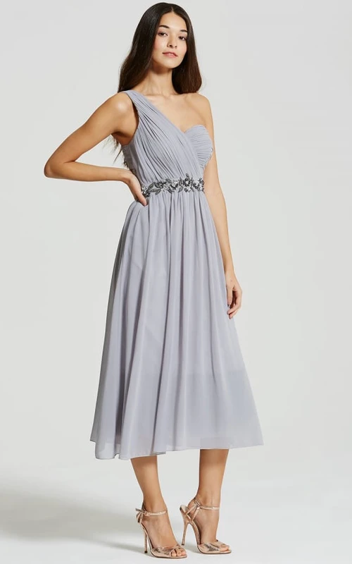 Robe de demoiselle d'honneur en mousseline de soie à une épaule, sans manches, longueur thé, froncée et ornée de perles