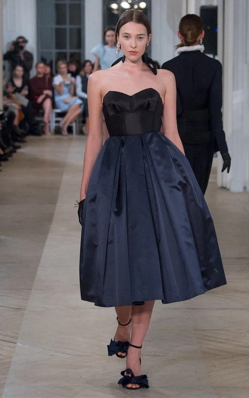 Robe de soirée sexy en satin coupe trapèze et décolleté cœur