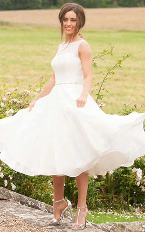 Vestido de novia largo de gasa con cuello alto, joyas, apliques y efecto ilusión.