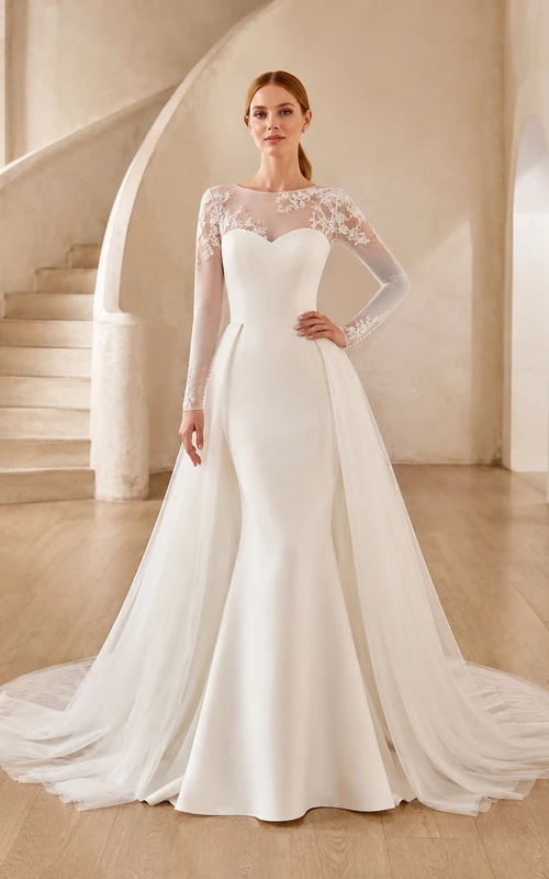 Robe de mariée bateau à manches longues en satin fleuri, coupe trapèze, traîne chapelle modeste
