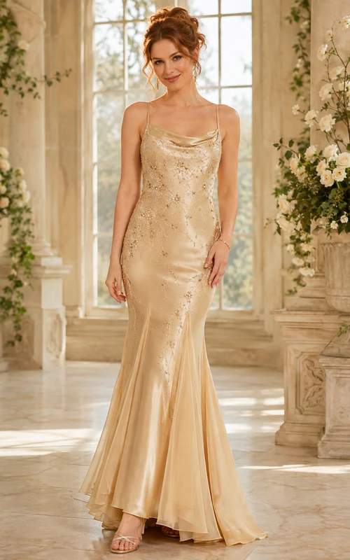 Vestido de fiesta largo de satén color champán con escote drapeado, tirantes finos y detalles de cuentas, corte sirena.
