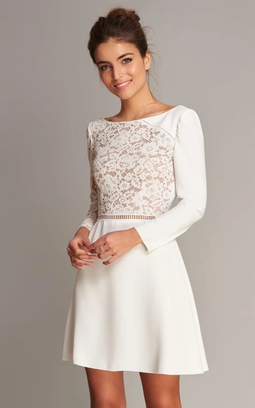 Vestido de novia informal de manga larga hasta la rodilla con escote barco y encaje.