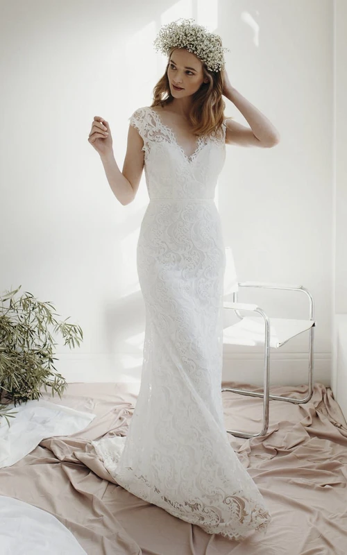 Etui-Brautkleid aus Spitze mit kurzen Ärmeln, tiefem V-Ausschnitt und Schleppe
