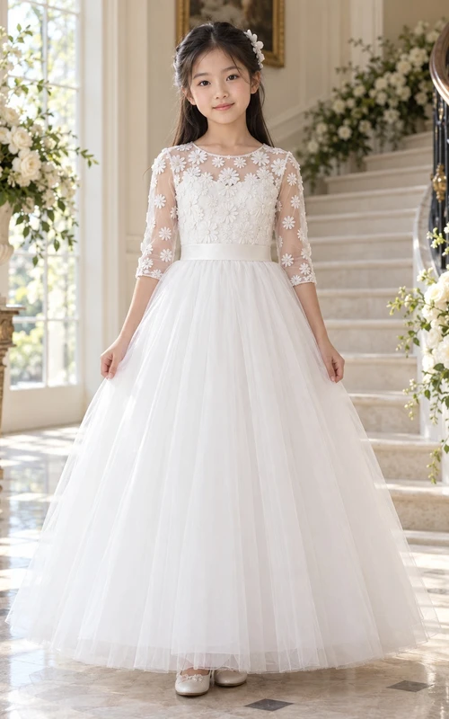 Vestido de niña de flores blanco, discreto, de corte A, de tul, con mangas tres cuartos y espalda ilusión, largo hasta el suelo.