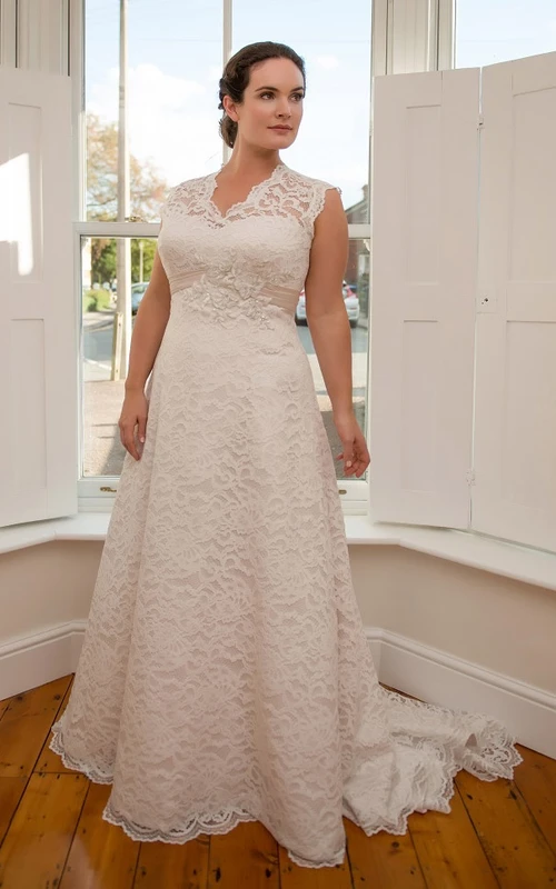 Vestido de novia de corte A, largo hasta el suelo, escote en V, sin mangas, con encaje floral, cola de corte y abertura floral.