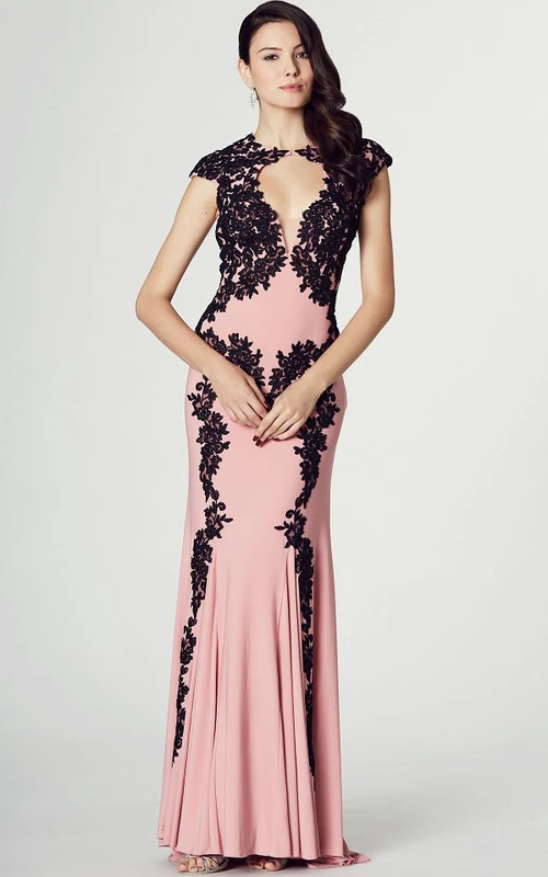 Vestido de fiesta de gasa con cuello alto, mangas cortas y apliques, corte recto.