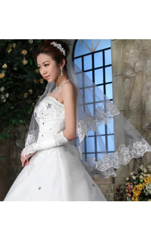 Voile de mariée en tulle doux avec application de dentelle jusqu'au bout des doigts
