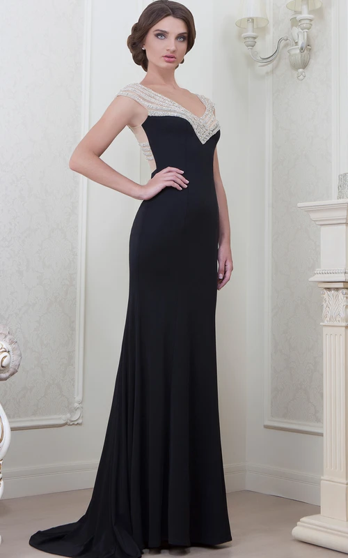 Vestido de noche largo de jersey ajustado con escote en V y mangas cortas, adornado con cuentas.