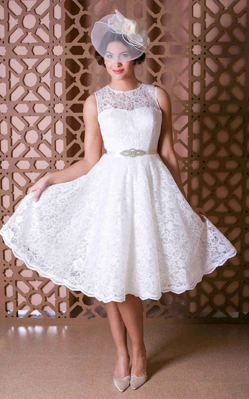 Knielanges Brautkleid mit U-Boot-Ausschnitt, Schmuckspitze, Schleife und Illusionsausschnitt