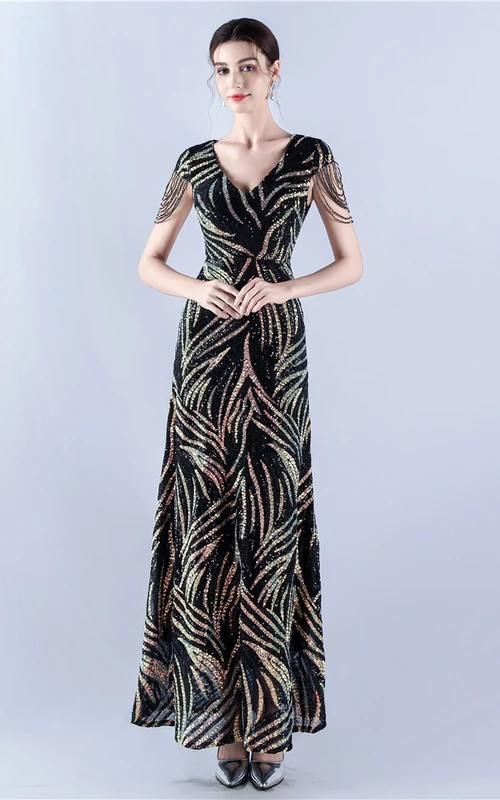 Vestido de noche de corte A con falda amplia y lentejuelas, bordado artesanal.
