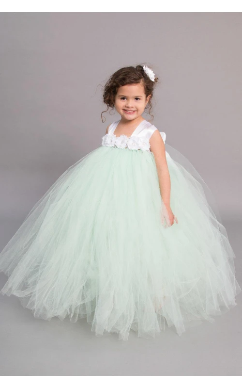 Robe de bal empire en tulle à bretelles satinées et bustier fleuri, avec ceinture à nœud.