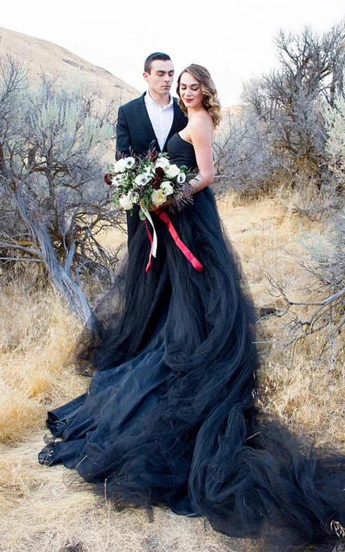 Schwarzes, trägerloses, schlichtes Gothic-Tüllkleid mit kurzer Schleppe