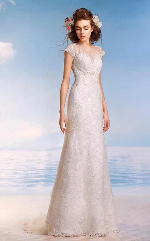 Robe fourreau longue à manches courtes et décolleté rond, en dentelle illusion ornée d'appliqués