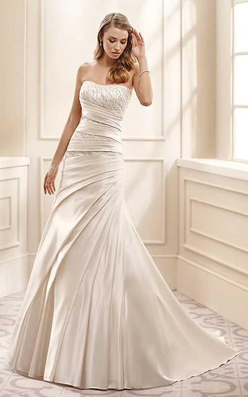 Robe de mariée fourreau sans manches, longue jusqu'au sol, en satin avec drapé latéral et perles