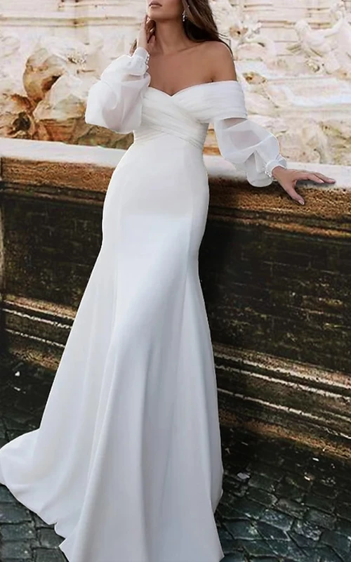 Schulterfreies, tailliertes Brautkleid mit ausgestelltem Rock und transparenten Ärmeln