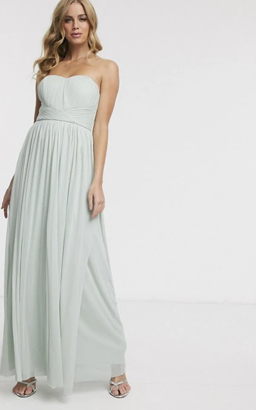 Vestido de dama de honor etéreo de gasa sin mangas con escote corazón, fruncido y fajín