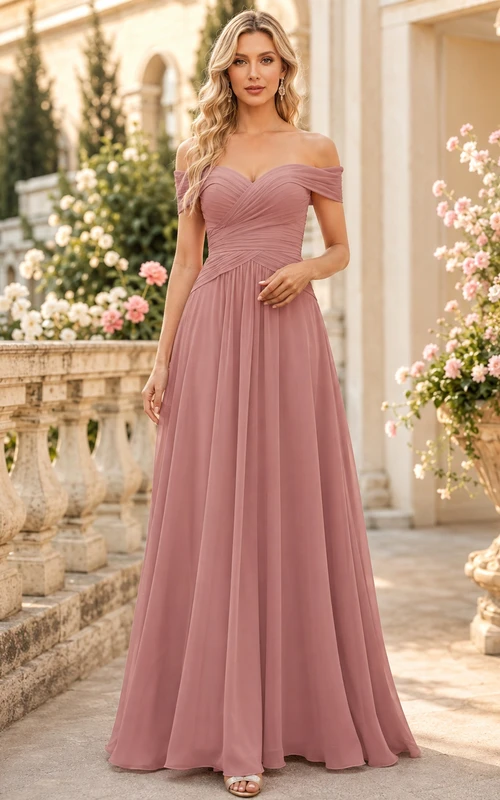 Vestido de noche largo hasta el suelo, de gasa plisada, fruncida, con escote corazón, mangas cortas y hombros descubiertos, color rosa empolvado.