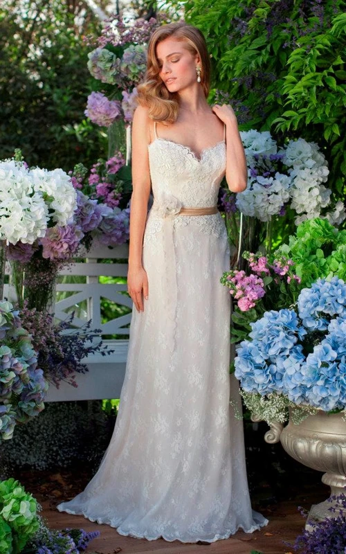 Vestido de gasa con tirantes finos, mangas acampanadas y encaje, ideal para la renovación de votos, con volantes de cuentas.