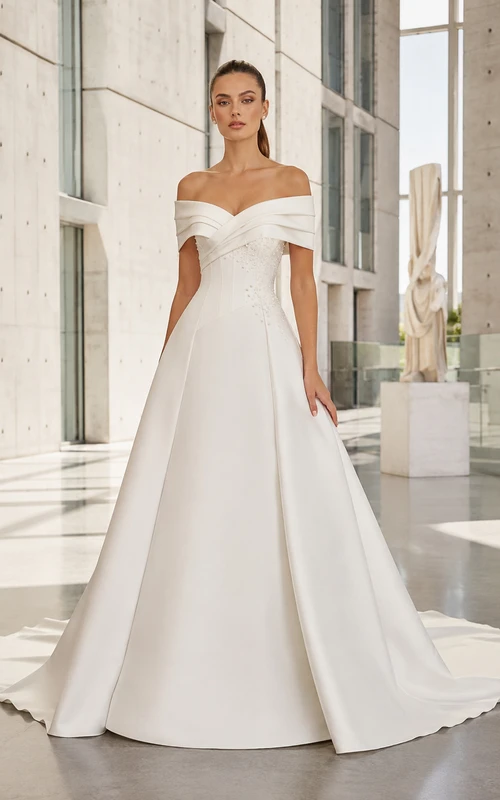 Robe de mariée en satin plissé à épaules dénudées, coupe trapèze, dos boutonné et traîne courte