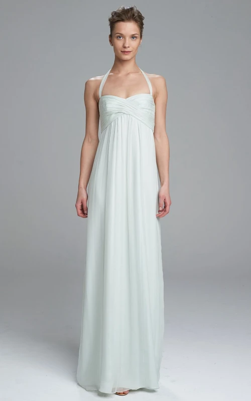 Vestido de dama de honor de gasa estilo imperio sin mangas con escote halter y fruncido.