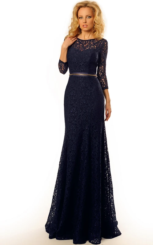 Vestido de fiesta largo de encaje con escote redondo, mangas largas y detalles de pedrería, con lazo.
