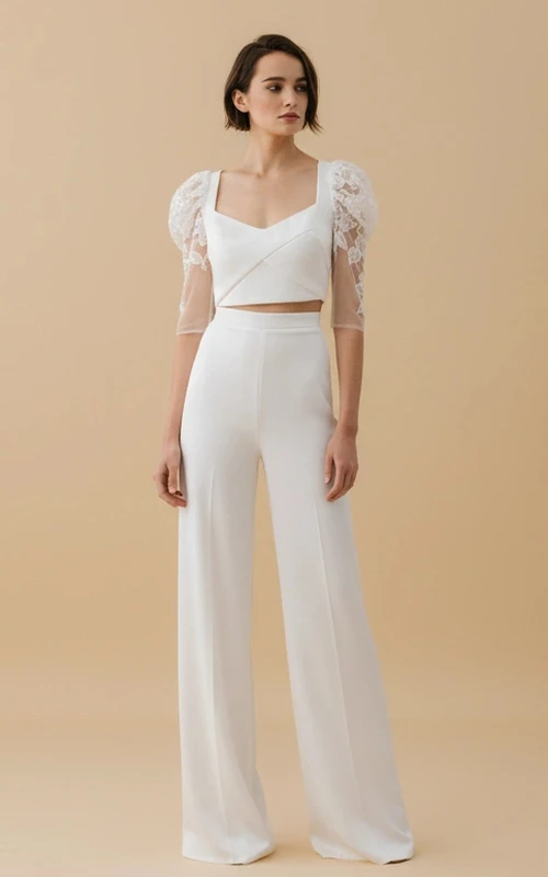 Mono de boda de talle alto con cuello cuadrado, manga corta y ribete de encaje.