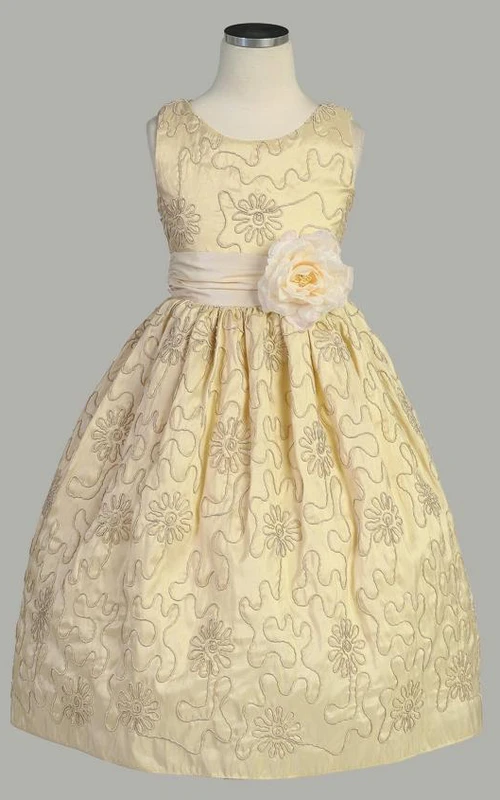 Robe de demoiselle d'honneur mi-longue en taffetas brodé de fleurs