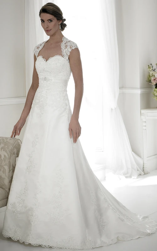 A-Linien-Brautkleid aus Satin mit herzförmigem Ausschnitt, bodenlangen Flügelärmeln, Applikationen, Schlüssellochausschnitt am Rücken und Schleppe