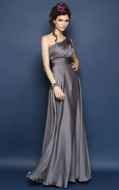 Robe de demoiselle d'honneur longue asymétrique en taffetas avec encolure perlée