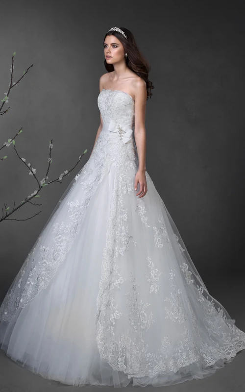 Langes, trägerloses, ärmelloses A-Linien-Spitzenkleid mit Schnürung, Schleife und Applikationen