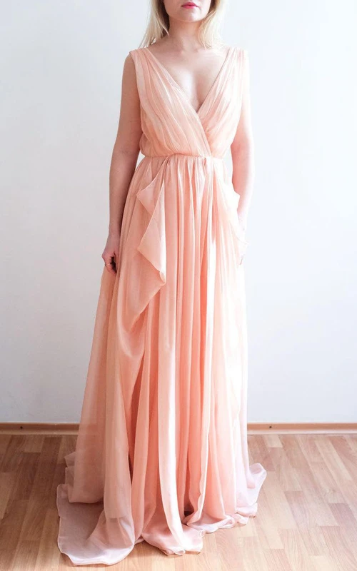 Unikatkleid aus nudefarbenem Chiffon