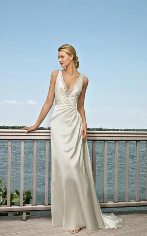 Vestido de novia de satén tejido elástico con tirantes en línea A y cola larga.
