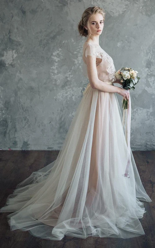 Robe en mousseline, tulle et dentelle ornée de perles et d'appliqués