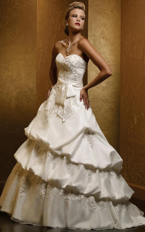 Vestidos de novia de satén con escote corazón, bordados y volantes, estilo princesa.