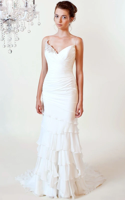 Vestido de novia de gasa largo hasta el suelo, sin mangas, con tirantes finos, bordados, espalda en V baja y volantes.