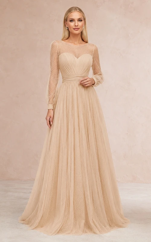 Elegante vestido de noche largo hasta el suelo de tul color champán con escote corazón y mangas largas.