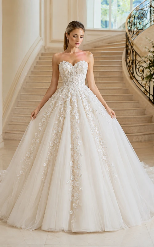 Trägerloses Ballkleid mit Herzausschnitt, floraler Spitze und Prinzessinnen-Schleppe