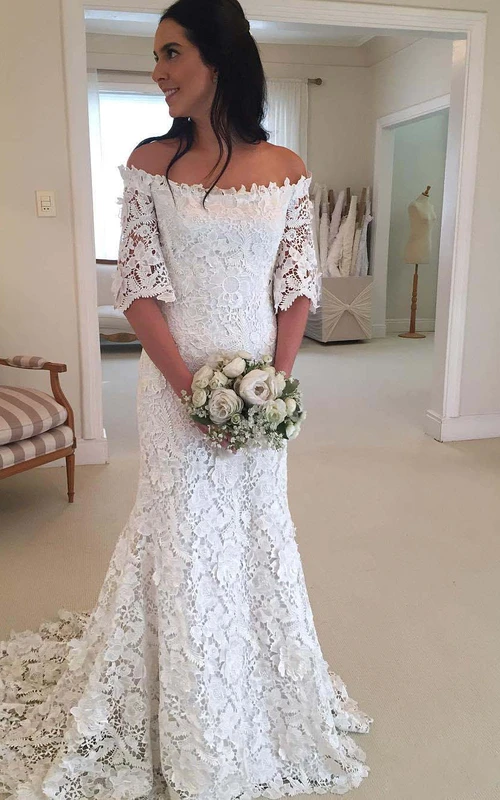 Vestido de novia vintage bohemio de encaje con hombros descubiertos y mangas tres cuartos largas