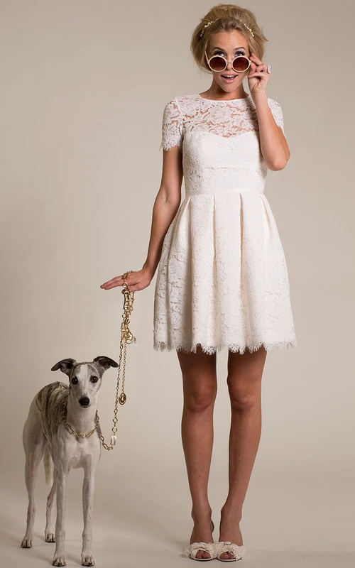 Robe de mariée fourreau courte à manches courtes et col montant en dentelle avec effet illusion