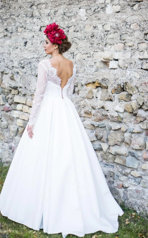 Langärmliges A-Linien-Kleid aus Satin mit Spitzenoberteil und tiefem V-Ausschnitt am Rücken