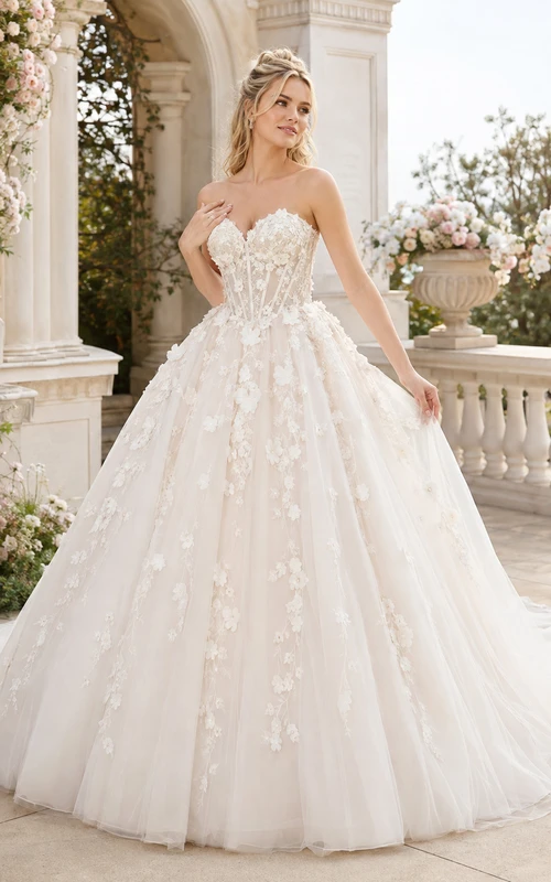 Robe de mariée bustier sans manches en tulle et dentelle, ornée d'appliques et de perles, dos nu, style princesse, longueur au sol, avec traîne chapelle.